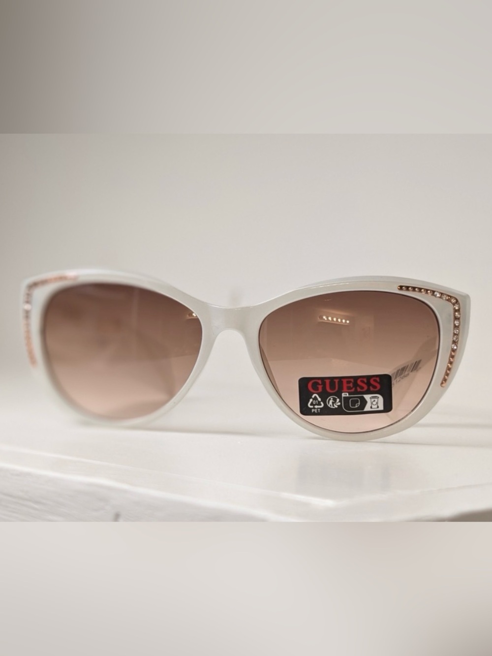 GUESS White Cat-Eye Sunglasses with Brown Gradient Lenses and Crystal
Accents!
